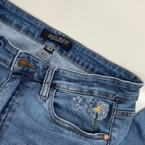 Judy Blue Jeans Skinny Fit Size 13/31 Embroidered dandelion in pocket!